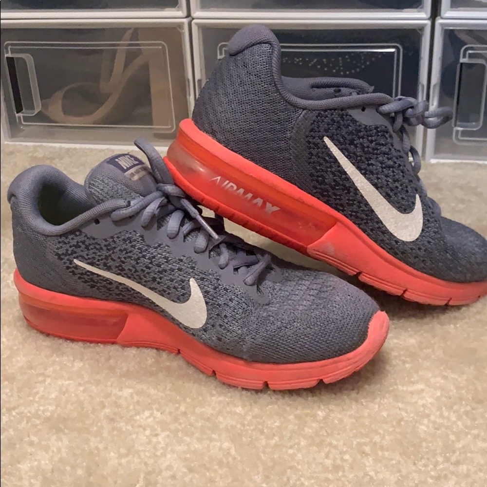 Tennis shoes